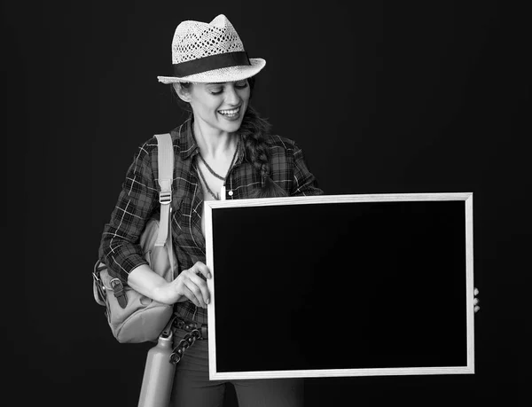 Femme Touristique Forme Souriante Avec Sac Dos Regardant Tableau Blanc — Photo