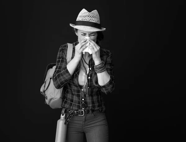 Chory Podróżny Kobieta Plaid Shirt Dmuchanie Nosa — Zdjęcie stockowe