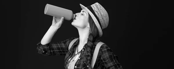 Підійде Туристична Жінка Простій Сорочці Воду Пляшки — стокове фото