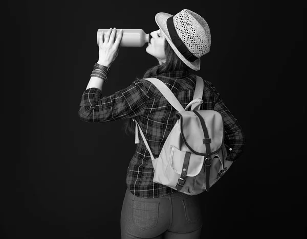 Mujer Viajero Saludable Una Camisa Cuadros Beber Agua Botella — Foto de Stock