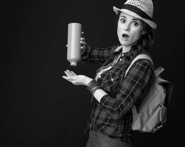 ボトルに水を残って 格子縞のシャツに驚いた若い観光客女性 — ストック写真