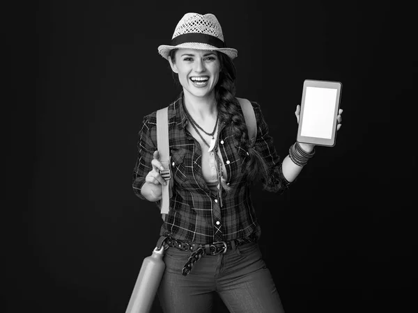 Žena Šťastný Aktivní Cestovatel Batohem Ukazuje Tablet Prázdná Obrazovka — Stock fotografie