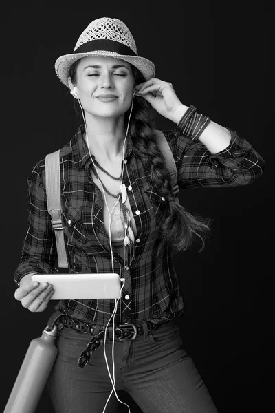 Avslappnad Aktiv Kvinna Vandrare Rutig Skjorta Med Tablet Som Lyssnar — Stockfoto