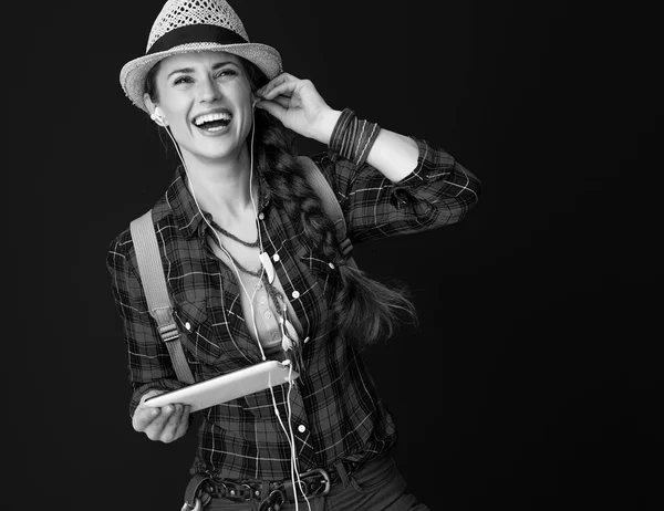 Sonriente Aventura Mujer Excursionista Una Camisa Cuadros Escuchando Música —  Fotos de Stock