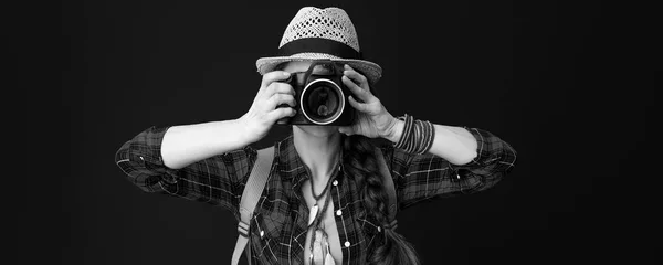 Mulher Viajante Aventura Uma Camisa Xadrez Com Câmera Digital Tirar — Fotografia de Stock