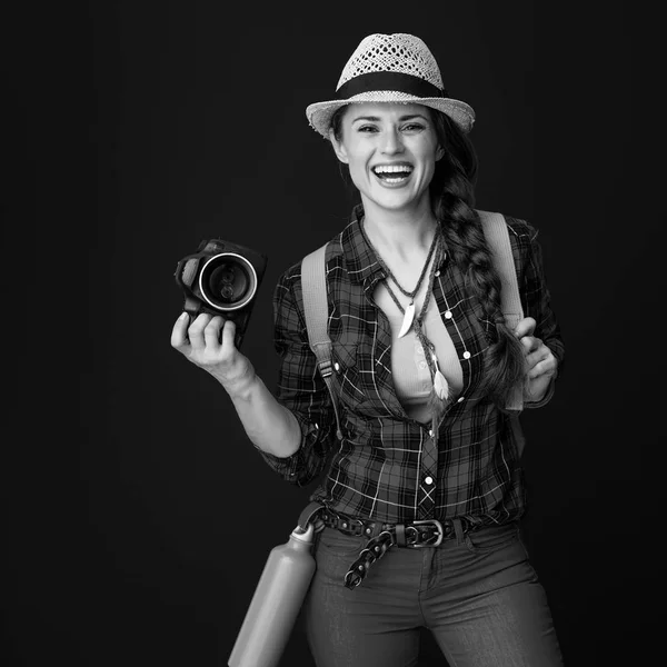 Gülümseyen Gezgin Kadın Sırt Çantası Dijital Fotoğraf Makinesi Ile Uygun — Stok fotoğraf