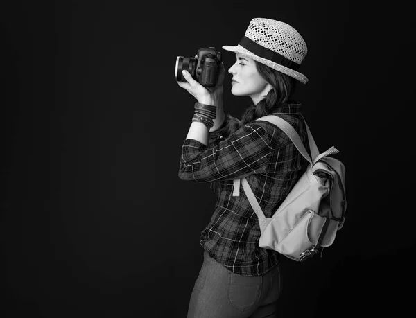 Fit Femme Randonneur Avec Sac Dos Appareil Photo Numérique Prenant — Photo