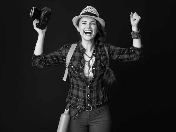 健康な女性ハイカーのバックパックとデジタル カメラ歓喜の笑みを浮かべてください — ストック写真