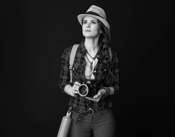 誇りに思って女性ハイカーのバックパックとデジタル カメラ — ストック写真