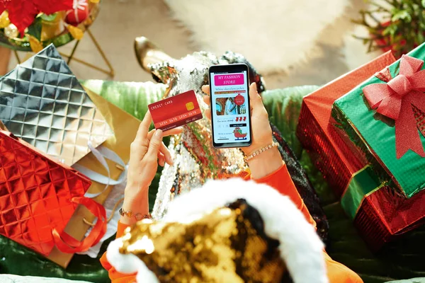 Moderne Frauen kaufen zu Weihnachten online Kleidung im Zimmer — Stockfoto