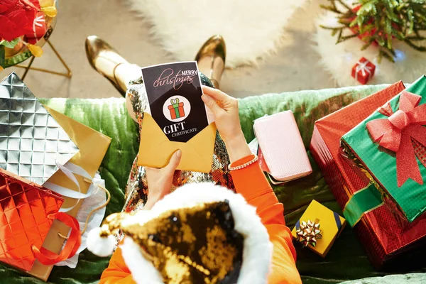 Dona de casa na moda tem carta com certificado de presente de Natal — Fotografia de Stock