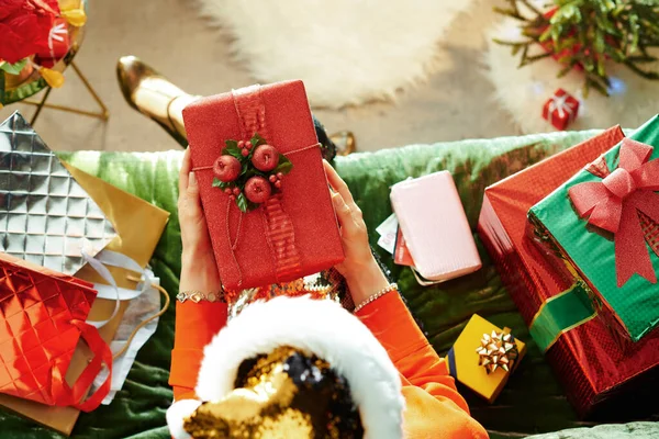 Élégante femme au foyer tenant boîte cadeau de Noël — Photo