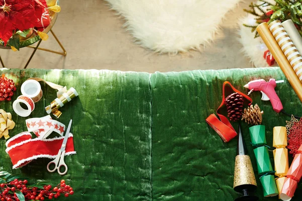 Χριστουγεννιάτικα στολίδια στον καναπέ στο δωμάτιο τα Χριστούγεννα — Φωτογραφία Αρχείου
