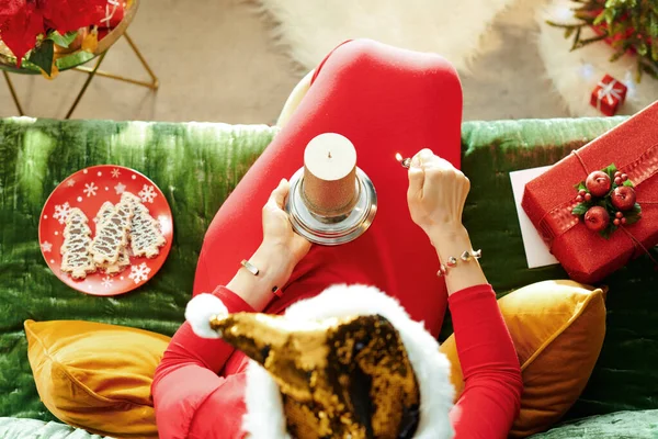 Modern kadın Noel 'de odada mum yakıyor. — Stok fotoğraf