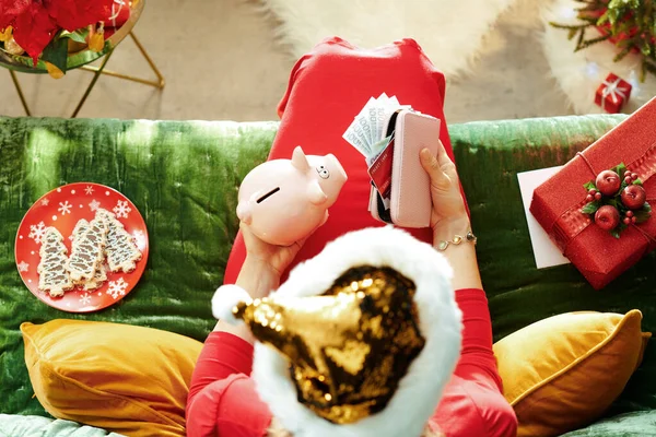 Mulher segurando bolsa com dinheiro planejamento orçamento de Natal — Fotografia de Stock