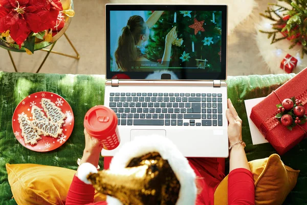 Moderne Frau mit Internet-TV auf Laptop im Zimmer zu Weihnachten — Stockfoto