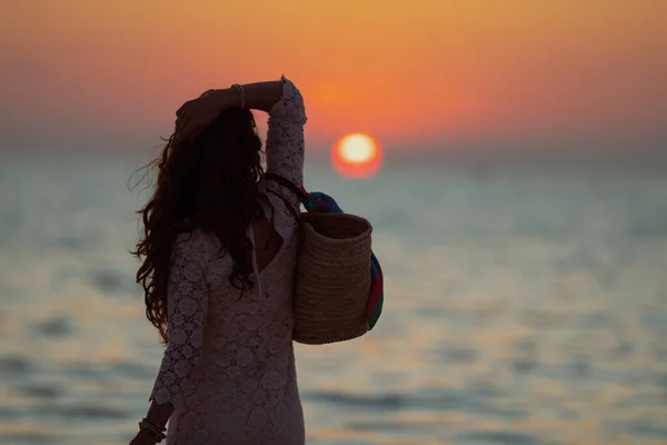 40 let stará žena na pobřeží oceánu vychutnat západ slunce — Stock fotografie