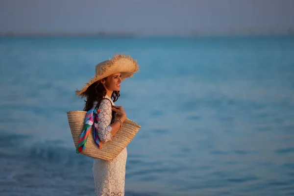 Felice donna in riva al mare al tramonto godendo di tempo libero stress — Foto Stock