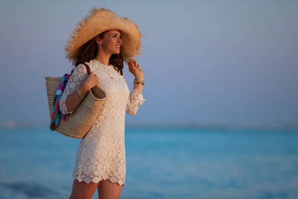 Mujer con estilo feliz en la playa al atardecer relajante —  Fotos de Stock