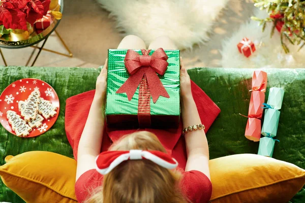 Elegante pequena princesa segurando caixa de presente de Natal — Fotografia de Stock