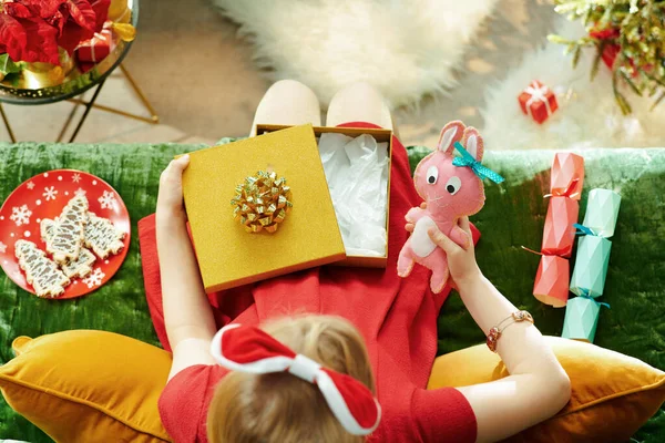 Элегантная маленькая принцесса, открывающая коробку подарков на Рождество с игрушкой — стоковое фото