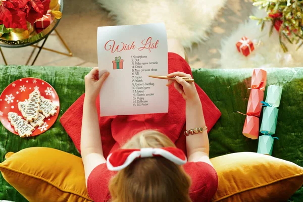 Menina moderna fazendo presentes de Natal lista de desejos — Fotografia de Stock