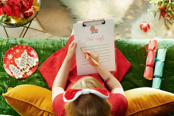 Stilvolles Kind schreibt Brief an Weihnachtsmann — Stockfoto