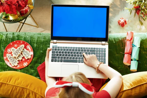 Chica elegante usando internet en el ordenador portátil — Foto de Stock