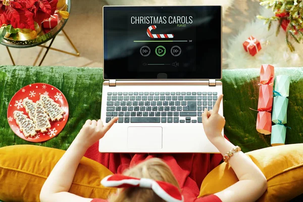 Modern kis hercegnő hallgat karácsonyi dalok laptop — Stock Fotó