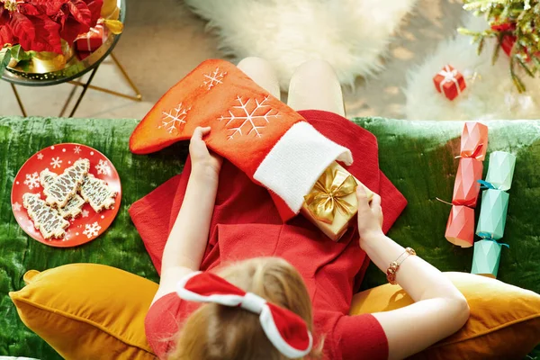 Pequena princesa elegante tomando presente de Natal fora da meia — Fotografia de Stock