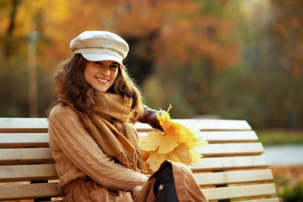 Heureuse femme moderne avec des feuilles jaunes — Photo