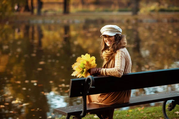 Mulher da moda feliz com folhas amarelas — Fotografia de Stock