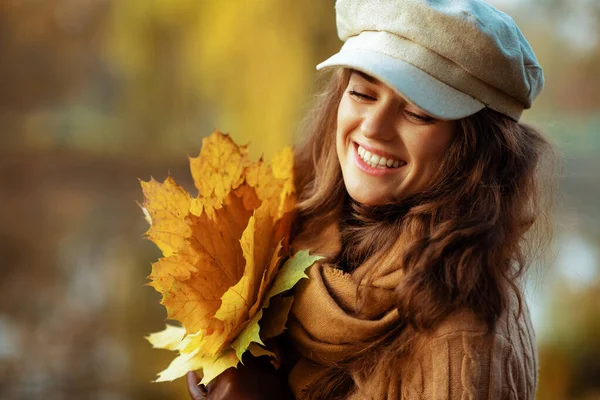 Sarı yapraklı mutlu zarif kadın sonbaharın tadını çıkar. — Stok fotoğraf