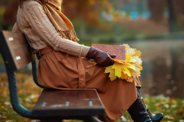 Gros plan sur femme élégante avec cahier et feuilles jaunes — Photo