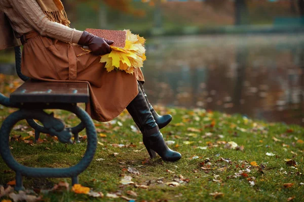 Primer plano de la mujer de moda con cuaderno marrón y hojas amarillas —  Fotos de Stock