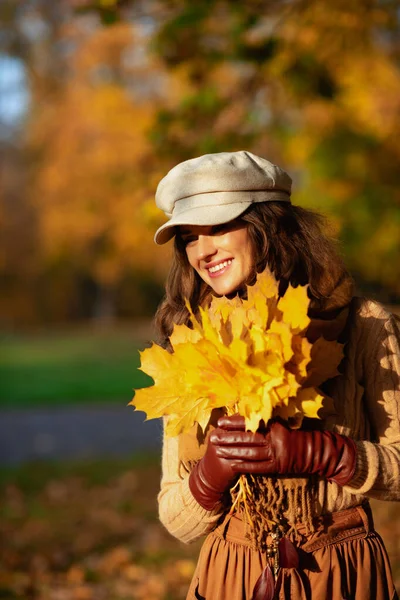 Mulher elegante feliz com folhas amarelas fora no parque de outono — Fotografia de Stock