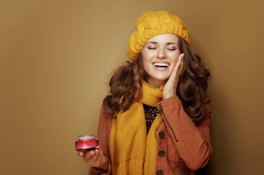 Yüz kremi olan 40 yaşında bir kadın cilt hastalığından memnun.