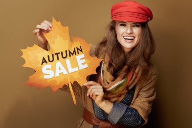 Mutlu moda 40 yaşındaki kadın sonbahar indirimi afişi gösteriyor