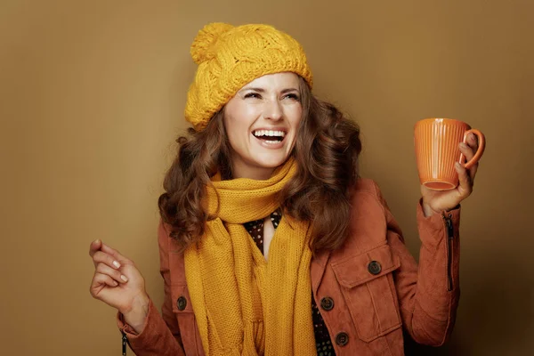 Mujer feliz con taza de café con leche de calabaza bailando aislado en beige —  Fotos de Stock