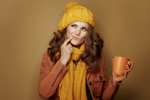 Mujer con taza de café con leche de soja aislada sobre fondo beige — Foto de Stock