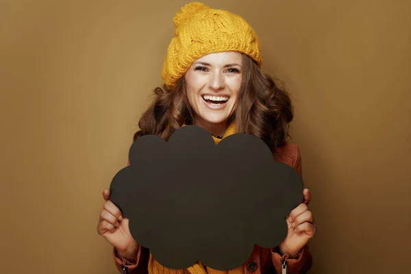 Sonriente mujer de moda mostrando forma de nube pizarra en blanco —  Fotos de Stock