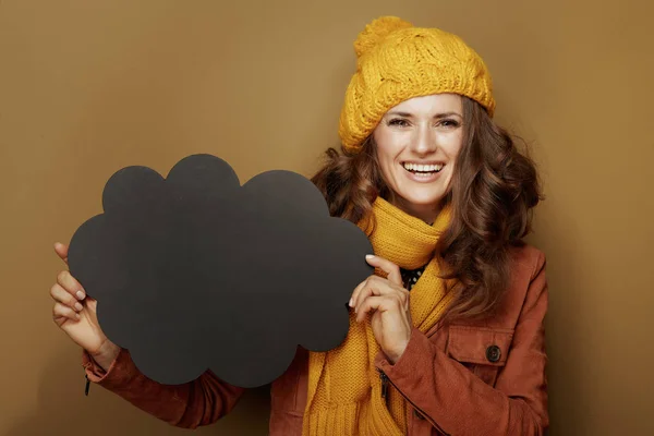 Mujer de 40 años mostrando forma de nube pizarra en blanco — Foto de Stock