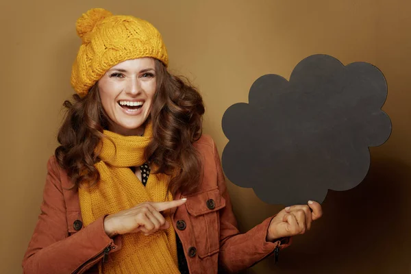 Lächelnde moderne Frau zeigt auf wolkenförmige leere Tafel — Stockfoto