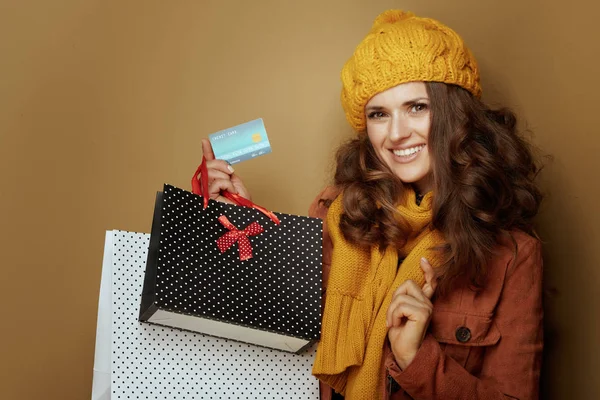 Donna 40 anni con carta di credito e shopping bag — Foto Stock