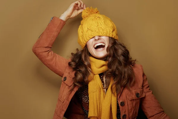 Alegre joven con boina sobre los ojos sobre fondo beige —  Fotos de Stock