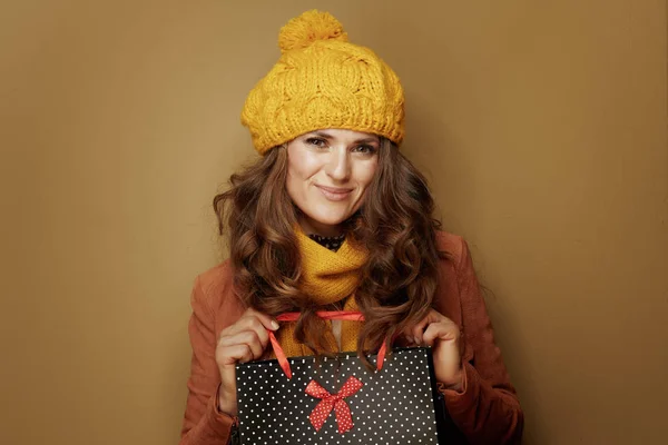 Femme de 40 ans avec sac à provisions noir pointillé — Photo