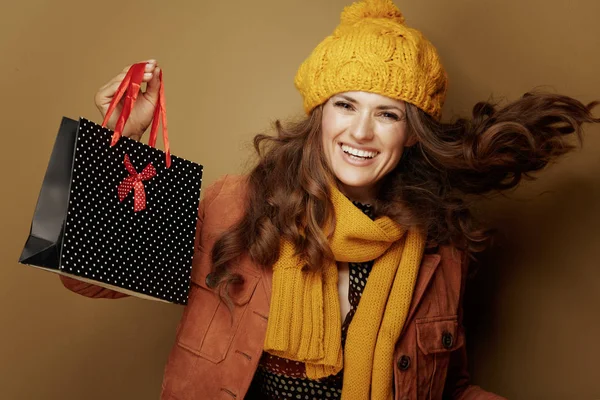 Wesoły modny kobieta pokazując czarny kropkowany torba na zakupy — Zdjęcie stockowe