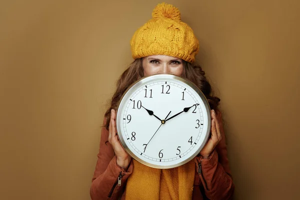 Vrouw verbergen achter de klok herinneren over de herfst tijd veranderen — Stockfoto