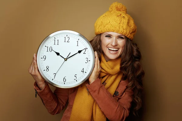 Donna felice che mostra orologio rotondo ricordano cambiamento di tempo autunno — Foto Stock