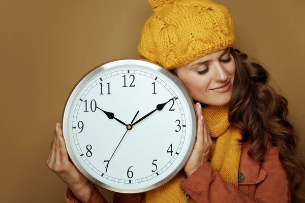 Slaperige vrouw met ronde klok herinneren over de herfst tijd veranderen — Stockfoto